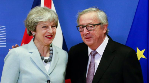 El presidente de la Comisión Europea, Jean-Claude Juncker recibe a la primera ministra británica, Theresa May.- EFE