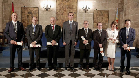 El rey Felipe VI posa junto a los galardonados con los premios Jaime I, tras el acto celebrado esta tarde en la Lonja de Valencia. En la imagen, de izq. a dcha: Luis Liz Marzán, premio Investigación Básica; Óscar Landeta, Emprendedor; Josep