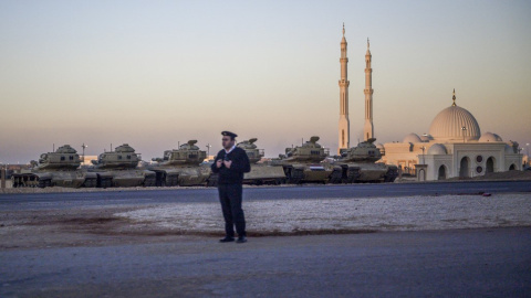 Un oficial de policía, junto a una fila de tanques cerca de la recién inaugurada mezquita Al-Fattah Al-Alim. -  ANDREW CABALLERO-REYNOLDS / POOL / AFP