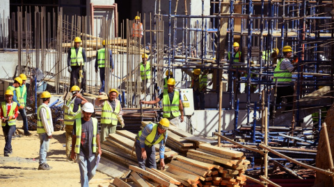 Trabajadores egipcios en la construcción de un nuevo edificio. MOHAMED EL-SHAHED / AFP