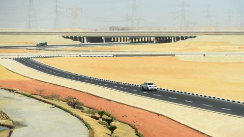 Varios vehículos en carreteras de nueva construcción en la nueva capital administrativa de Egipto, ubicada a 45 kilómetros al este de El Cairo. - MOHAMED EL-SHAHED / AFP