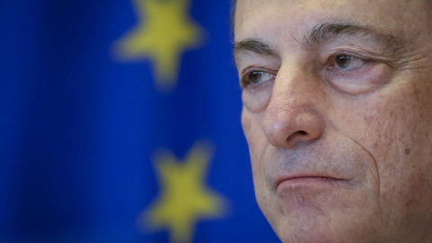 El presidente del Banco Central Europeo (BCE), Mario Draghi, durante una comparecencia ante la Comisión de Asuntos Económicos y Monetarios del Parlamento Europeo, en Bruselas. EFE/Olivier Hoslet