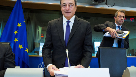 El presidente del BCE, Mario Draghi, antes de iniciar su comparecencia ante la Comisión de Asuntos Económicos y Monetarios del Parlamento Europeo, en Bruselas. REUTERS/Yves Herman