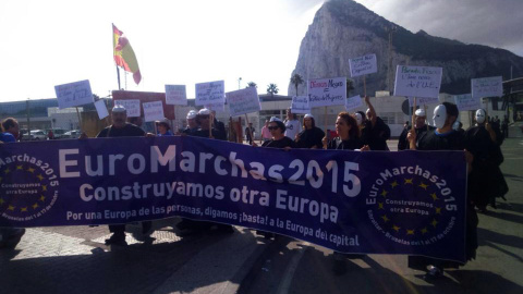 Participantes en la Euromarchas2015 protestan a la entrada de Gibraltar contra los paraísos fiscales.-EUROMARCHAS