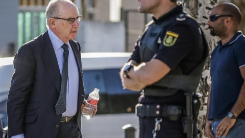 El expresidente de Bankia, Rodrigo Rato, a su llegada a sede de la Audiencia Nacional en San Fernando de Henares, donde prosigue el juicio por el uso de tarjetas opacas al fisco por parte de la cúpula de Caja Madrid y de la entidad rescatad