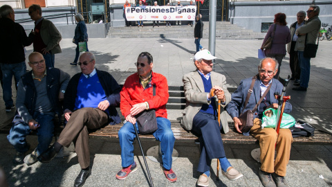 Los sindicatos UGT y CCOO han vuelto a salir a la calle a reclamar unas pensiones "dignas". EFE/ Javier Cebollada