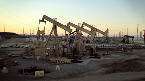 Pozos de extracción de petróleo de la compañía Tidelands Oil Production, cerca de Long Beach (California, EEUU). REUTERS/David McNew