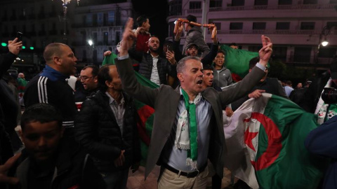 Ciudadanos celebran la renuncia de Bouteflika. - EFE