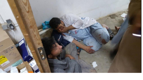 Trabajadores de Médicos Sin Fronteras en estado de shock tras el bombardeo al hospital de Kunduz. Foto: AJ News