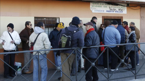 Colas en la puerta de un establecimiento de Cáritas. - EFE