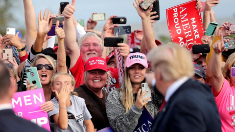 Seguidores de Donald Trump aplauden y saludan al presidente estadounidense, a su llegada a la localidad de Macon, en el estado de Georgia. REUTERS/Jonathan Ernst