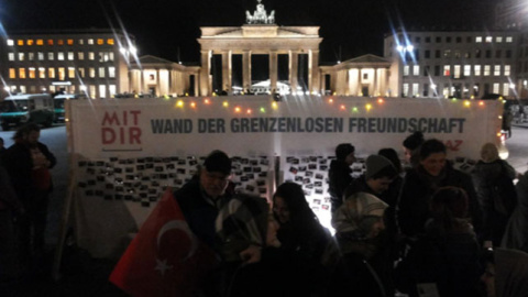 Manifestantes contra Pegida frente a la Puerta de Brandeburgo