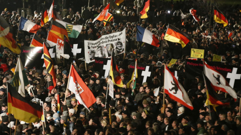 Manifestación a favor de Pegida en Dresde el pasado 12 de enero. /Reuters