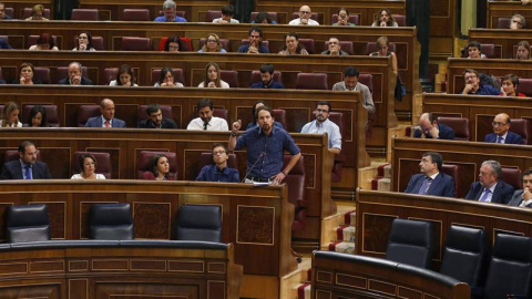 Pablo Iglesias durante su intervención en pleno el Congreso ante las sillas vacías del Gobierno. EFE/Paco Campos