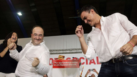 Miquel Iceta y Pedro Sánchez bailando.- EFE