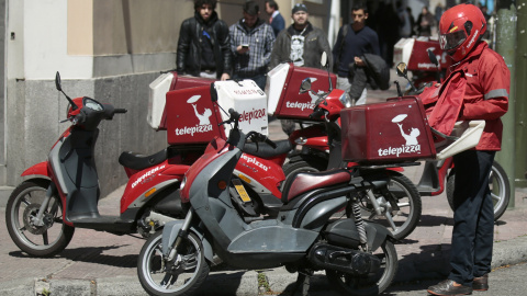 Un repartidor de un establecimiento de Telepizza, a punto de coger su moto. REUTERS/Andrea Comas