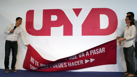 En el octavo aniversario de su fundación, UPyD presenta hoy la nueva imagen corporativa y logotipo del partido, en el primer mitin del portavoz nacional, Andrés Herzog (i), candidato a la Presidencia del Gobierno. EFE/Víctor Lerena