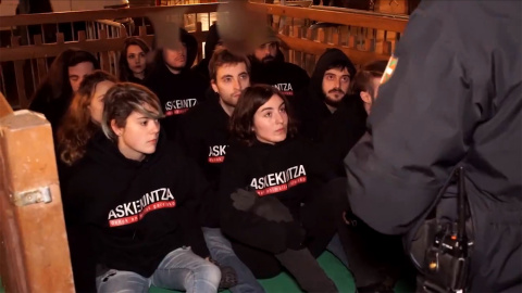 Los activistas de Askekintza, durante la protesta por la que han sido multados con 7.200 euros.