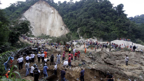 33 muertos por un desprendimiento de tierra en Guatemala. /REUTERS