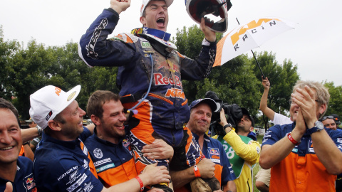 Marc Coma celebra con sus compañeros de equipo su victoria en el Dakar. - REUTERS