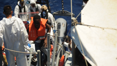 Un inmigrante sube a bordo de la fragata 'Reina Sofía'. Armada Española