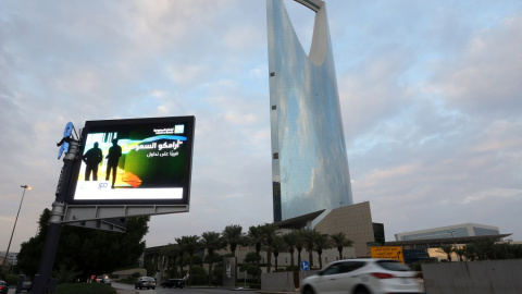 Una valla publicitaria muestra un anuncio de Saudi Aramco en las calles de Riad, Arabia Saudí. REUTERS/Ahmed Yosri