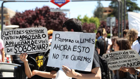 Pancarta de los estudiantes de la UCM contra Cifuentes/EFE