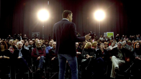 Pedro Sánchez en la asamblea abierta celebrada hoy en Viladecans (Barcelona). EFE/Alberto Estévez