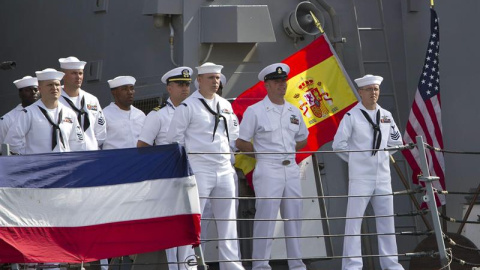 Parte de los 338 miembros de la tripulación del "USS Carney", el último destructor arribado a Rota (Cádiz)  y que integra el escudo antimisiles de la OTAN. EFE/Román Ríos.