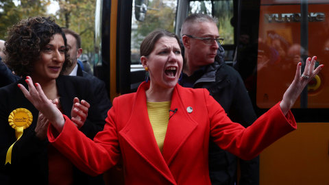 La líder demócrata liberal de Gran Bretaña, Jo Swinson, acompañada por Humaira Ali, candidata de los demócratas liberales por Bermondsey y Old Southwark, durante la campaña.- REUTERS