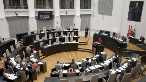 El pleno del Ayuntamiento de Madrid donde el equipo de Gobierno de Manuela Carmena ha logrado hoy sacar adelante, con apoyo del PSOE, el Plan Económico Financiero (PEF). EFE/Emilio Naranjo