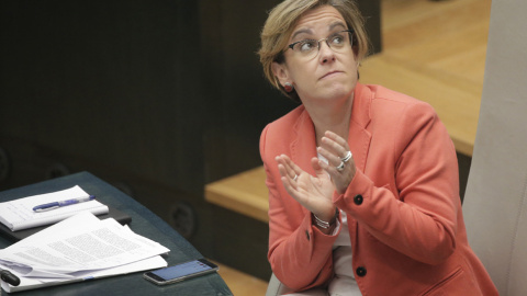 La portavoz socialista en el Ayuntamiento de Madrid, Purificación Causapié, aplaude durante el pleno ordinario del consitorio en el que el equipo de Gobierno de Manuela Carmena ha logrado  sacar adelante, con apoyo del PSOE, el Plan Económi