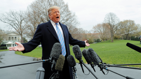 El presidente de EEUU, Donald Trump, hace unas declaraciones a los periodistas en la Casa Blanca, antes de viejar a Corea del Sur. REUTERS/Carlos Barria