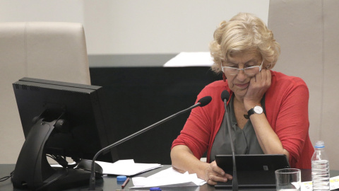 El equipo de Gobierno de Manuela Carmena (en la foto) ha logrado hoy sacar adelante, con apoyo del PSOE, el Plan Económico Financiero (PEF) que según el Ministerio de Hacienda no puede aceptarse por incumplir la regla de gasto. EFE/Emilio N