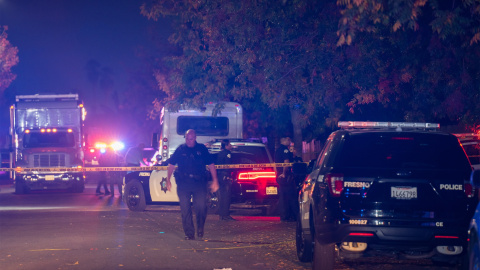 17/11/2019.- Una agente de Policía trabaja alrededor de la zona del tiroteo en Fresno, California.MAS OVALLE