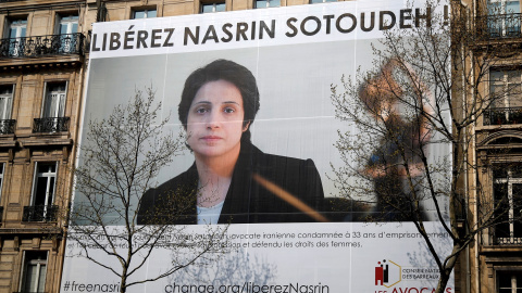 Nasrin Sotoudeh, en un cartel en el centro dee París. | REUTERS