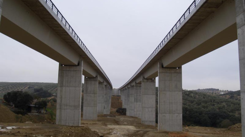 Viaducto realizado en la variante sur de Loja  para la línea de Alta Velocidad Antequera-Granada, ahora abandonado. MAREA AMARILLA