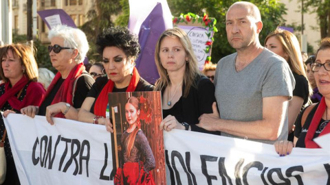 Los padres de María del Mar, la joven fallecida a manos de su pareja en el campo de tiro de Las Gabias, María del Mar Chambo (2d) y Herminio Contreras (d), arropados por amigos y familiares, durante la manifestación convocada esta tarde en 