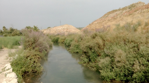 El río Genázar, sobre el que han caído taludes durante las obras del AVE. MAREA AMARILLA