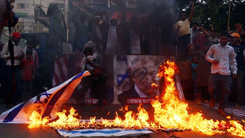 Partidarios de la Organización Imamia, un cuerpo de musulmanes chiitas, asisten a una manifestación contra Israel y los recientes disparos a palestinos en Gaza, en Karachi (Pakistán), hoy, 16 de mayo de 2018. EFE/ Arshad Arbab