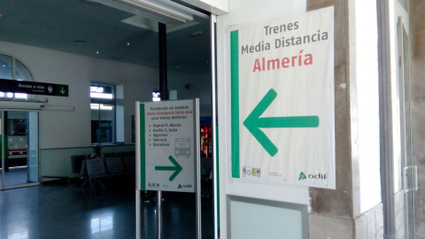 Carteles en la estación de tren de Granada señalan los destinos en tren y bus/Marea Amarilla