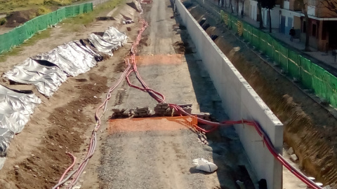 El "muro de la vergüenza" que divide el barrio de la Chana y el barrio de la Rosaleda. MAREA AMARILLA