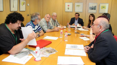 A la izquierda, miembros de la Marea Amarilla en una reunión con la Diputación de Granada.