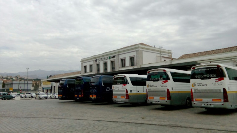 La estación de tren de Granada, con los autobuses que llevan hasta la estación de Antequera Santa Ana, Málaga, en sustitución de los trenes. MAREA AMARILLA