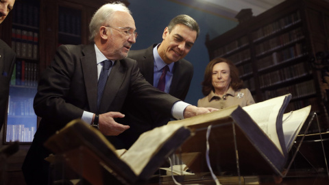 El presidente del Gobierno, Pedro Sánchez, y el presidente de la Real Academia Española Santiago Muñoz Machado (i), durante la visita a la sede de la RAE. EFE/Javier Lizón