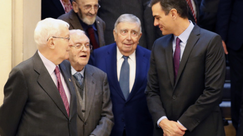 El presidente del Gobierno, Pedro Sánchez, y los académicos Víctor García de la Concha (i) y Luis María Ansón (2d) , durante la visita a la sede de la RAE. EFE/Javier Lizón.