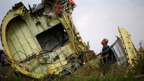 Un investigador analiza los restos del MH17. - REUTERS