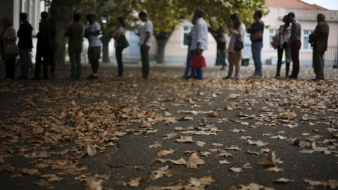 Varias personas hacen cola para votar en un colegio de Lisboa (Portugal). REUTERS/ Rafael Marchante