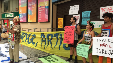 Manifestación contra la censura que tuvo lugar el 7 de octubre frente al Teatro público Glauce Rocha. / Luna Gámez