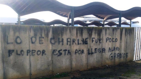 Pintada con tintes yihadistas que ha aparecido en la fachada de la estación de autobuses de la localidad onubense de Lepe. / FERMÍN CABANILLAS / EFE